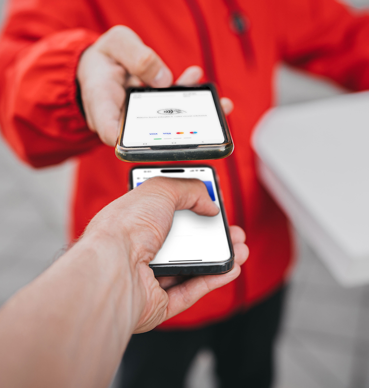 Zákazník platí kuriérovi pomocou mobilnej platobnej aplikácie.